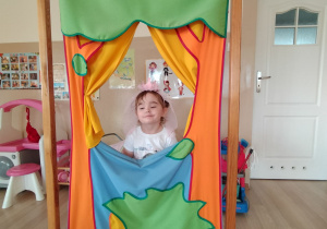 Dziewczynka pozuje do zdjęcia