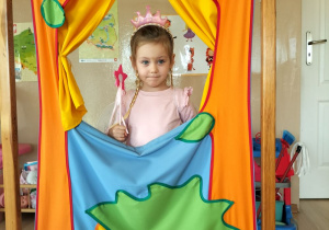 Dziewczynka pozuje do zdjęcia