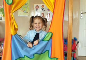 Dziewczynka pozuje do zdjęcia