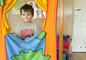 Chłopiec pozuje do zdjęcia