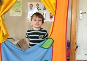 Chłopiec pozuje do zdjęcia