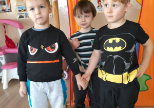 Dzieci pozują do zdjęcia