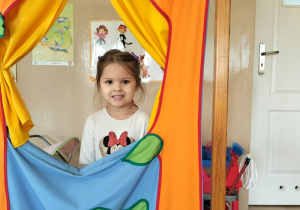 Dziewczynka pozuje do zdjęcia