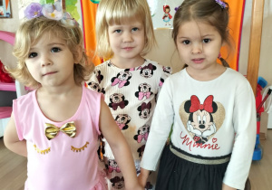 Dzieci pozują do zdjęcia