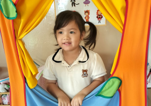 Dziewczynka pozuje do zdjęcia