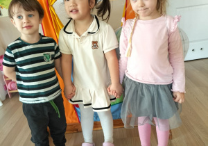 Dzieci pozują do zdjęcia