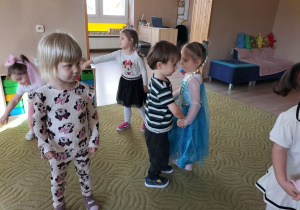 Dzieci tańczą w sali