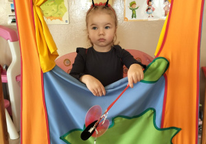 Dziewczynka pozuje do zdjęcia