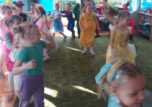 Dzieci tańczą w sali z okazji Dnia Postaci z Bajek