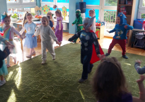 Dzieci tańczą w sali z okazji Dnia Postaci z Bajek