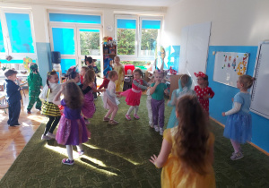 Dzieci tańczą w sali z okazji Dnia Postaci z Bajek