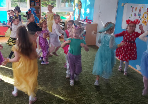 Dzieci tańczą w sali z okazji Dnia Postaci z Bajek