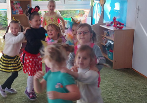 Dzieci tańczą w sali z okazji Dnia Postaci z Bajek