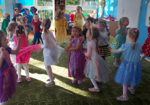 Dzieci tańczą w sali z okazji Dnia Postaci z Bajek