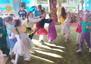Dzieci tańczą w sali z okazji Dnia Postaci z Bajek