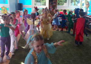 Dzieci tańczą w sali z okazji Dnia Postaci z Bajek