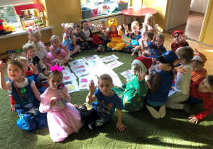 Dzieci rozpoznają postaci z bajek