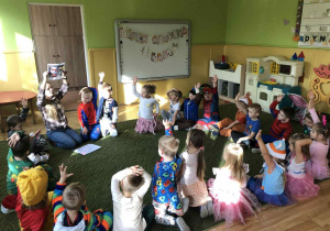 Dzieci rozpoznają postaci z bajek