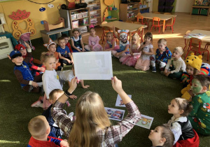 Dzieci rozpoznają postaci z bajek