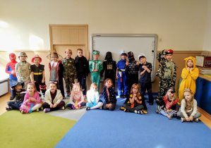 Dzieci pozują do zdjęcia