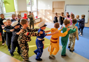 Dzieci bawią się w pociąg