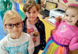 Dziewczyny pozują do zdjęcia