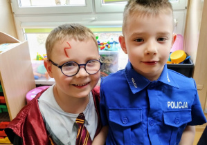 Chłopcy pozują do zdjęcia