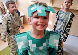 Chłopiec pozuje do zdjęcia