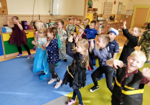 Dzieci tańczą