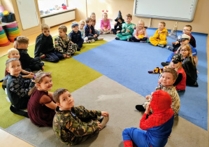 Dzieci siedzą w kole