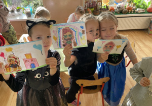 Dzieci pokazują obrazki