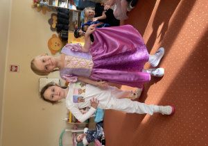 Dzieci pozują do zdjęcia