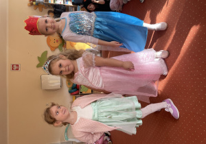 Dzieci pozują do zdjęcia