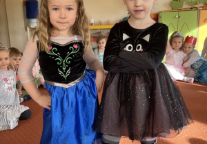 Dzieci pozują do zdjęcia