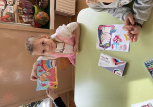 Dziewczynka pokazuje obrazek