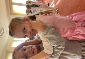 Dziewczynki bawią się