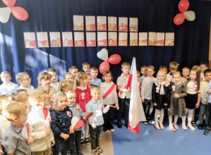 Przedszkolaki śpiewają hymn z okazji akcji „Szkoła do hymnu”