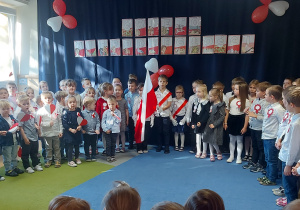 Dzieci śpiewają hymn Polski
