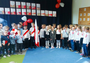 Dzieci śpiewają hymn Polski