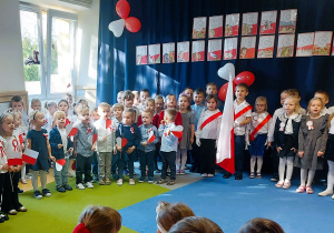 Dzieci śpiewają hymn Polski