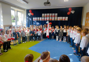 Dzieci śpiewają hymn Polski