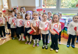 Dzieciaki przygotowują się do śpiewania hymnu