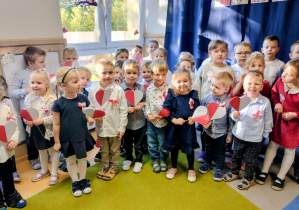 Dzieci ustaawiają się do odśpiewania hymnu