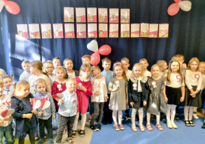 Dzieci pozują do zdjęcia