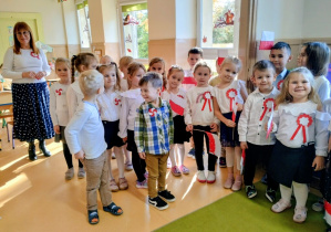 Dzieci czekają na godzinę 11:11