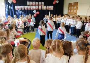 Dzieci oglądają wejście poczty sztandarowej