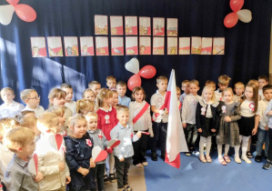 Dzieci wspólnie śpiewają hymn