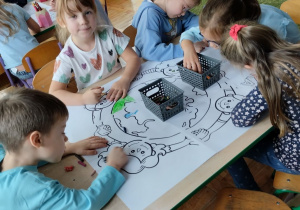 Dzieci kolorują kolorowankę dotyczącą praw dziecka