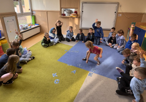 Dzieci układają napis prawa dziecka