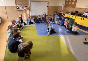 Dzieci układają napis prawa dziecka